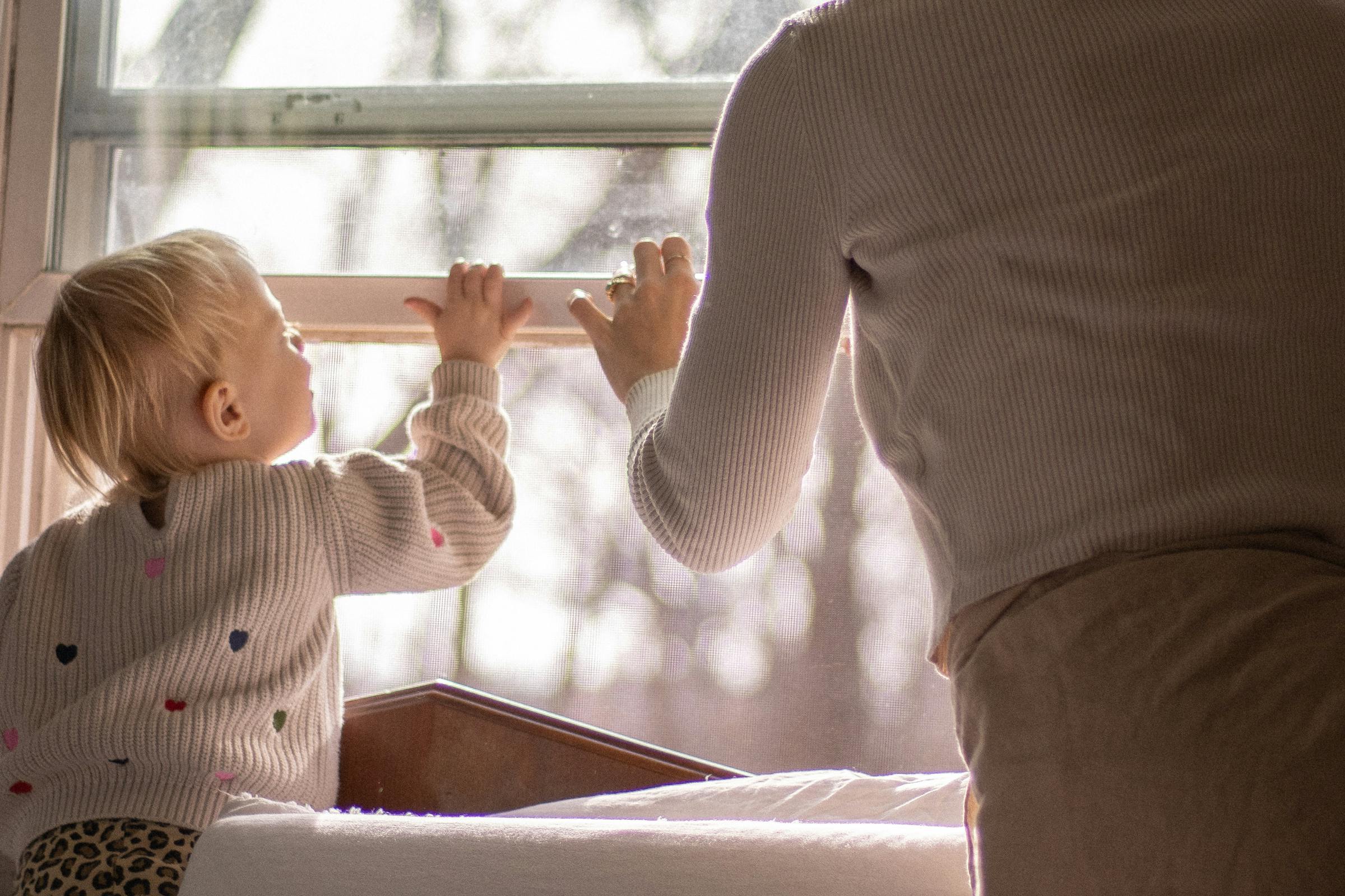 Няня и ребёнок в спокойной домашней атмосфере