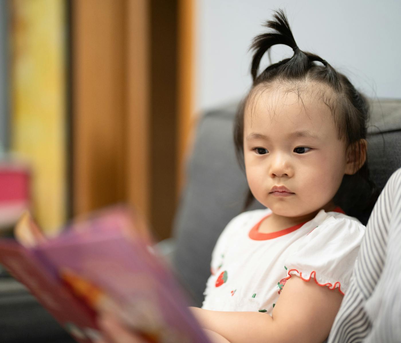 Няня с маленьким ребёнком в спокойной домашней обстановке