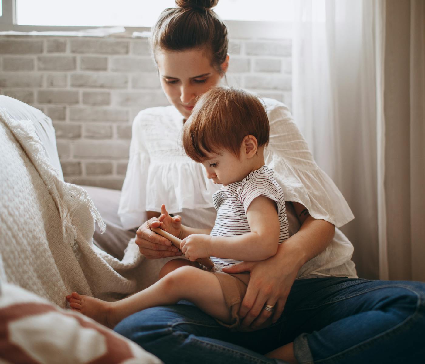 Няня с ребёнком в тёплой домашней обстановке