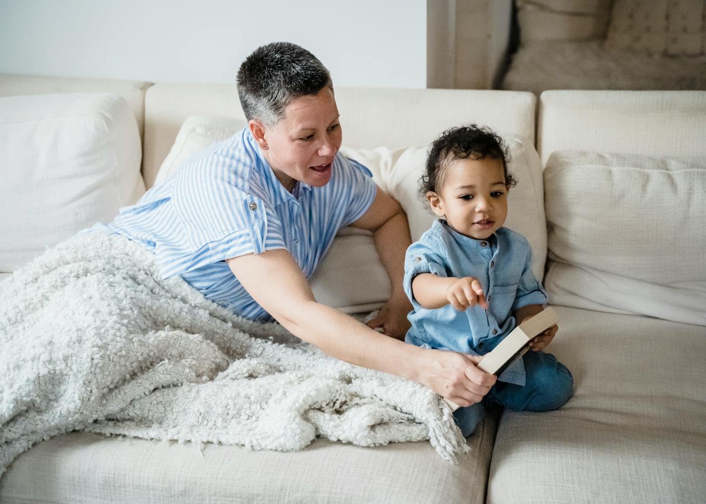 Няня и ребёнок в светлой гостиной